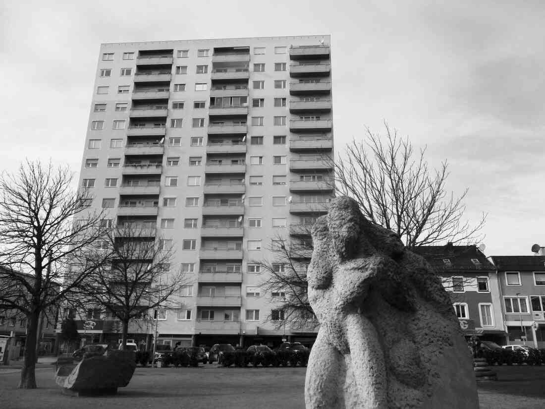 Blick über den Stadtpark auf das Hochhaus vor der Umgestaltung zum Stadtgarten - Skulptur "Aufbruch" von Ulrike Truger