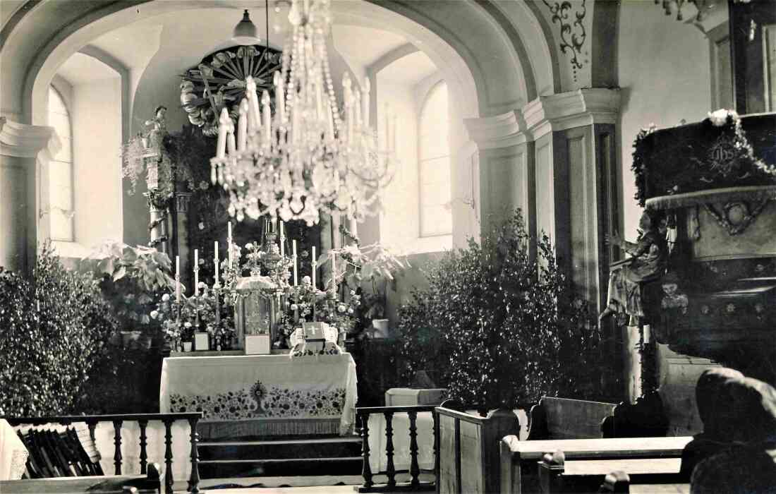 Alte röm. kath. Pfarrkirche "Maria Himmelfahrt" - Innenraum zu Fronleichnam