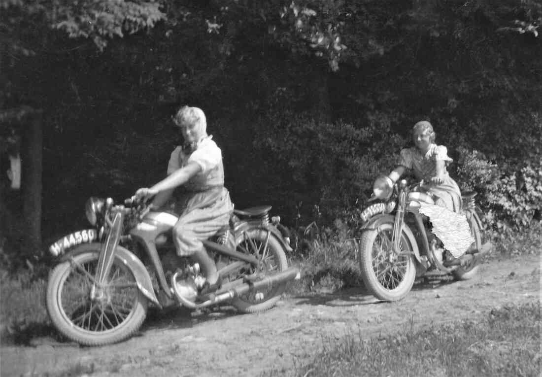 Julianna Benkö (re) und Julianna Hegedüs (li) auf ihren Motorrädern