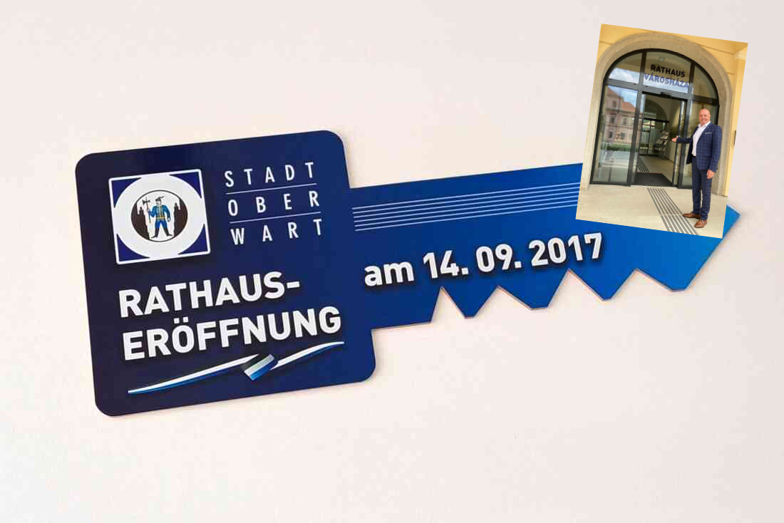 Bgm. Georg Rosner und der symbolische Schlüssel anlässlich der Wiedereröffnung des Rathauses am 14. Sept. 2017 nach dem Um- und Ausbau