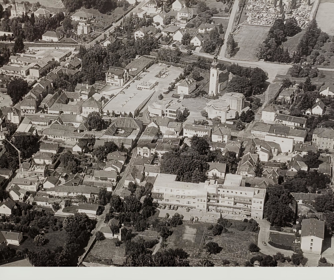 Luftbild mit Blick auf das Krankenhaus in der Spitalgasse und darüber die Osterkirche mit Kontaktzenrum und daneben die ALAG-Passage