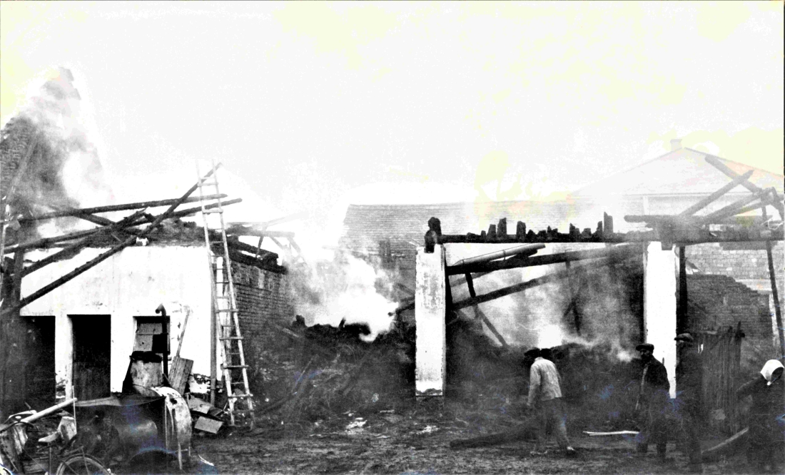 Feuerwehreinsatz beim Großbrand des Wirtschaftsgebäudes von Landwirt Michael Böcskör - Johann Straußgasse 20