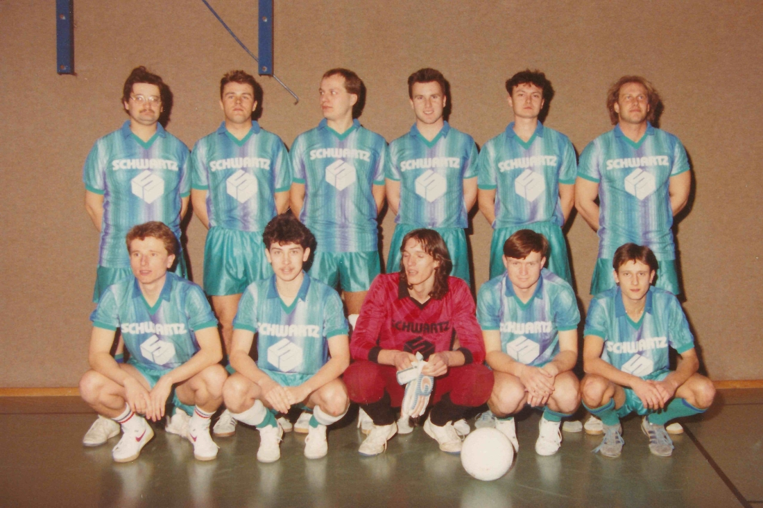 Röm. kath. Pfarre: Mannschaft der kath. Jugend beim Diözesan-Fußballturnier (Böcskör/Mörth/Nemeth/Seper/Frühmann/Herrklotz/Steinprinz/Gyöngyös/Jandrasits/Stefely/Himmelmayer)