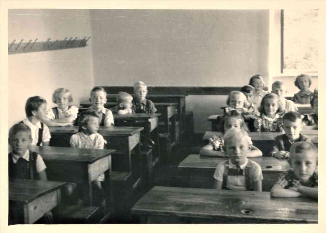 Erste Volksschulklasse 1955 - damals noch untergebracht im evang. Schulgebäude