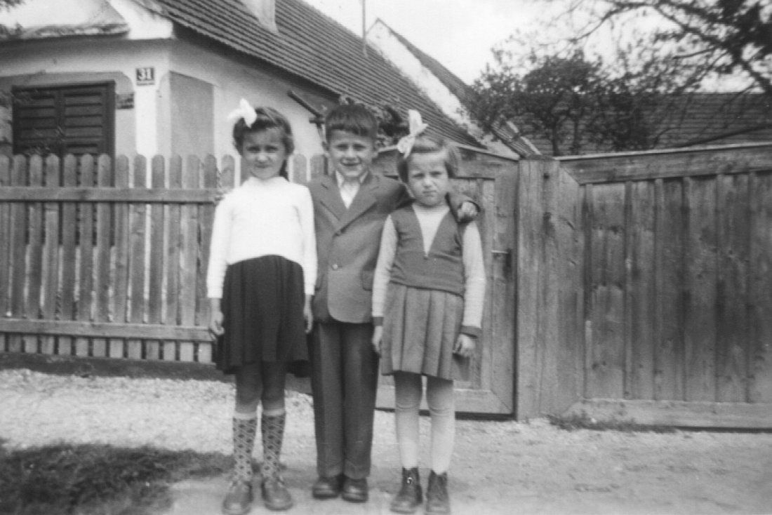 Emmerich Erdely jun. - und die bieden Cousinen links Margarethe Mohat und rechts Annemarie Mohat vor dem Haus der Großeltern Mohat (OW 420 / Dornburggasse 31)