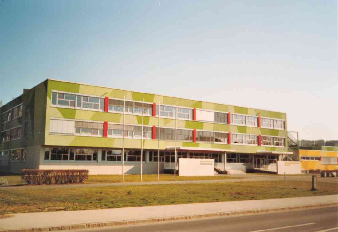 EMS (früher Hauptschule) und SPZ (früher allgemeine Sonderschule nach dem Um- u. Ausbau 2006 (Schulgasse 29)