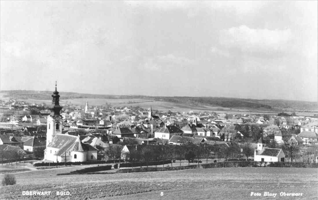 Ansichtskarte: Blick auf die kath. Friedhofskapelle und die drei Kirchen