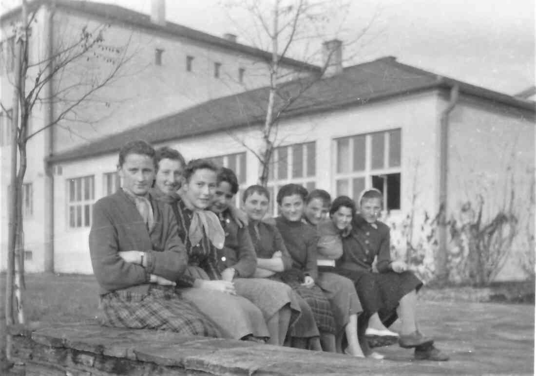 Schülerinnen der HBLA Oberwart vor dem neuen Schulgebäude (Badgasse 5)