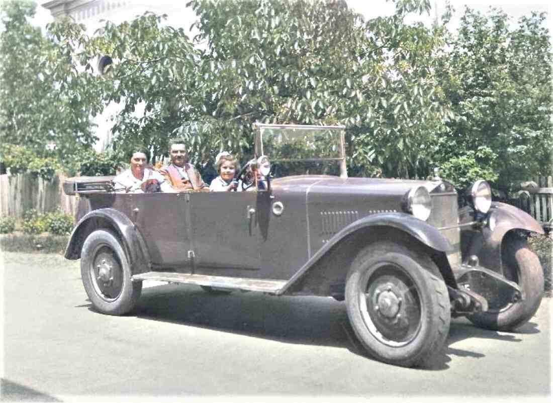 Familie Dipl.-Ing. Resch Karl (*1899/+1965) Leiter des Straßenbauamts im Dienstwagen, der Automarke Steyr XII - im Hintergrund durch die Bäume verdeckt die Synagoge (Blick gegen N)