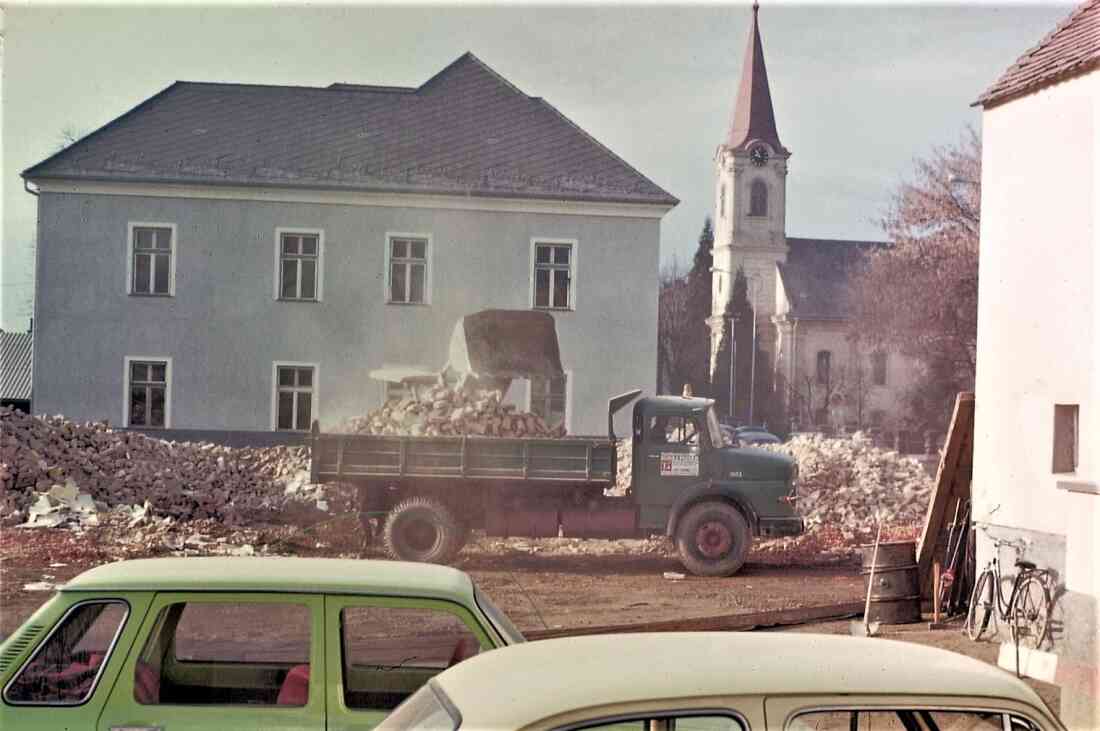 Gasthof zur Weintraube - Andreas Seper: Abriss des Wirtschaftsgebäudes (Hauptplatz 2)