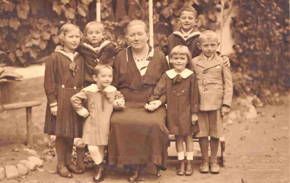 Maria Sandorne Zambo (*1882 / +1952) wahrscheinlich mit ihren Enkelkindern