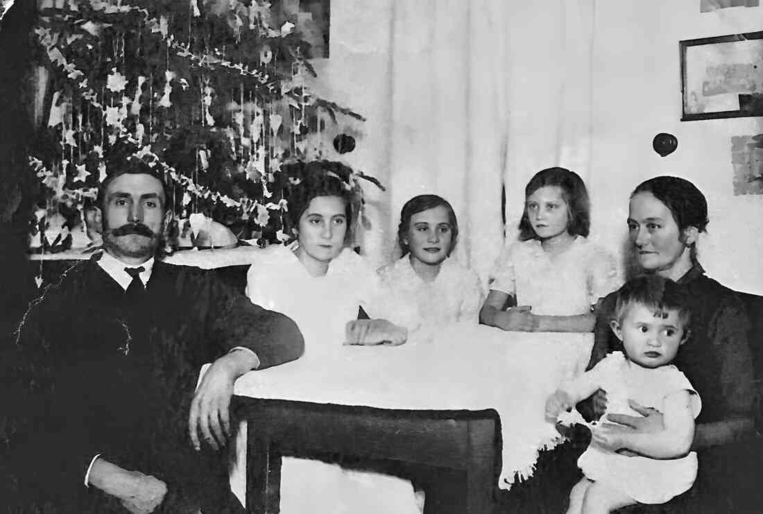 Weihnachten 1933: vor dem Christbaum bei Fam. Szabo