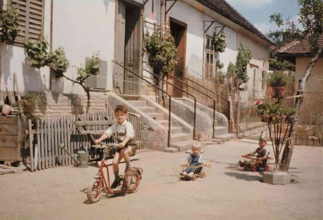 Im Hof des Hauses Schober (Schlainingerstraße 4): Am Rollerrad und in den Leiterwagerln