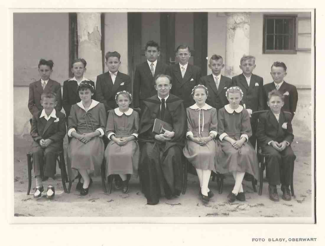 Reformierte Pfarrgemeinde: Konfirmation 1958 - vor dem alten Pfarrhof (Gyenge)