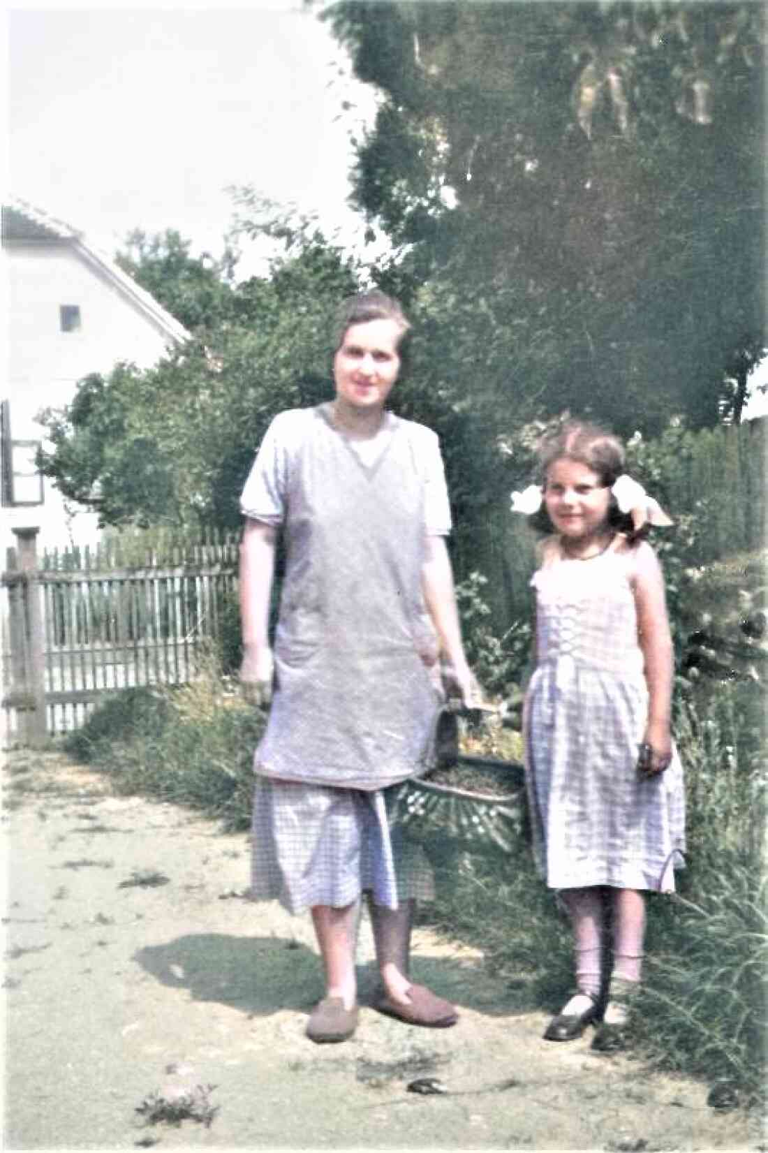 Mutter Maria Resch (geb. Reder) und Tochter Maria Resch (verh. Reichel) im Hof des Straßenbauamts - Ambrosigasse 15