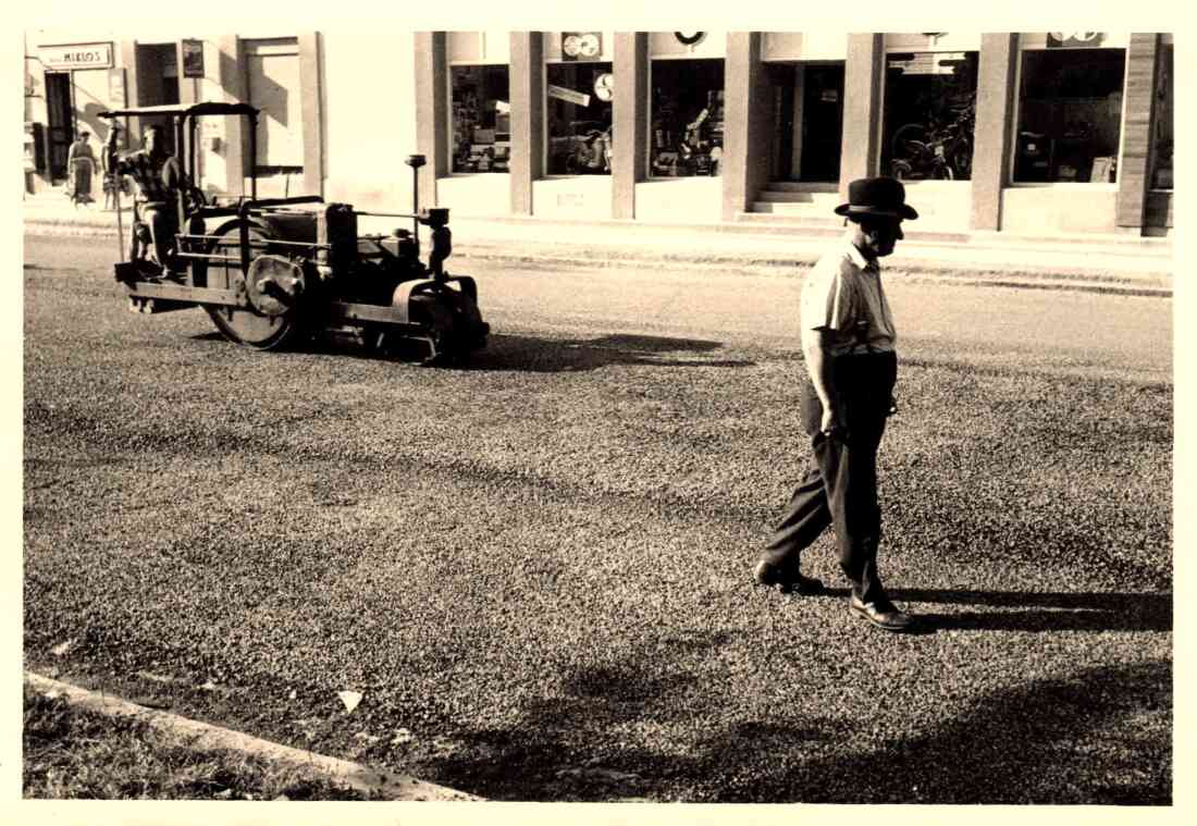 Bauamt: Straßenarbeiten vor dem Haus Hauptplatz 6 mit den Geschäften Miklos, Adler und Brunner-Szabo