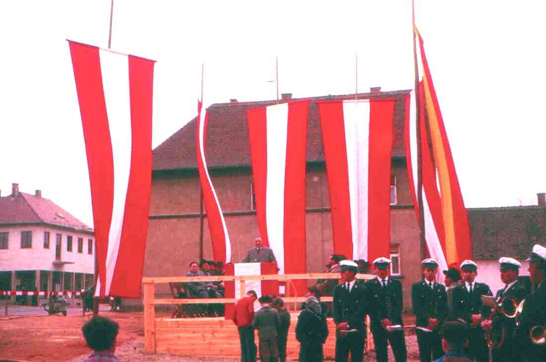 Grundsteinlegung für den Haydnhof (Schulgasse 1-11) mit der Stadtkapelle / Dax