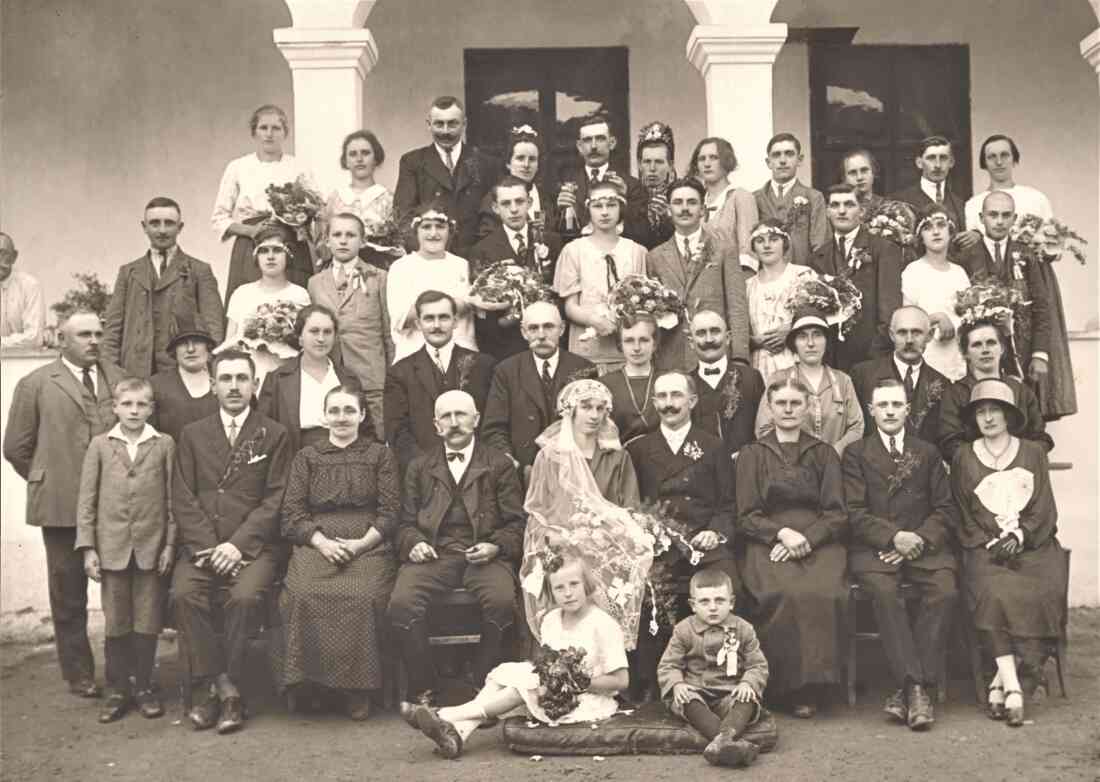 Die Hochzeitsgesellschaft der Hochzeit von Lidia Imre (*1905/+1989) und Alexander Osvald (*1896/+1981) - OW 471 / Mühlgassse 24