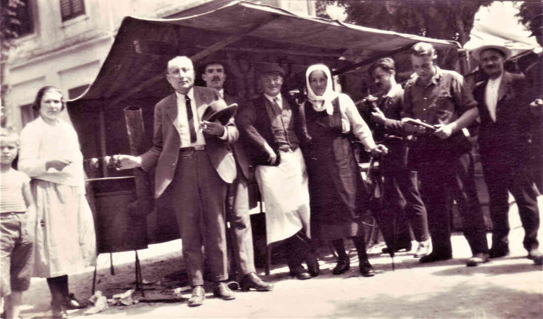 Wochenmarkt - Vor dem Gebäude der BH -  Ecke Hauptplatz / Prinz Eugen Straße (wahrscheinlich mit einem Würstelstand des Fleischermeisters Josef Gorell)