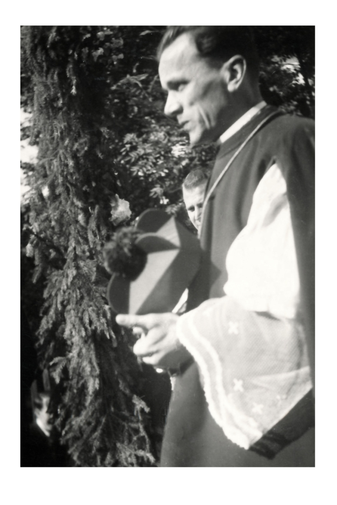 Röm. kath. Pfarre: der Apostolische Administrator des Burgenlandes Josef Schoiswohl anlässlich der Einsetzung von Kaplan Heinrich Rudasi als Provisor der Pfarre 1953 in Oberwart