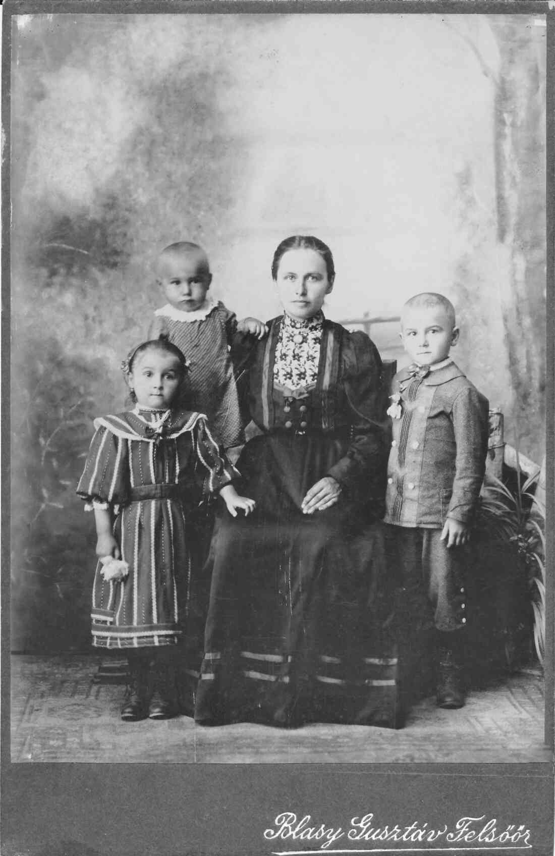 Julianna Gaal *1885 / +1966 mit Kindern