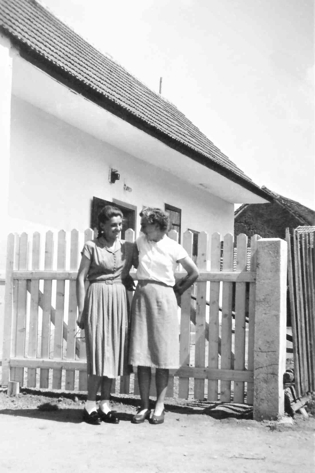 Die Schwestern Annus und Irene Zsamar vor ihrem Elternhaus (Unterwarterstraße 7 / OW 57)