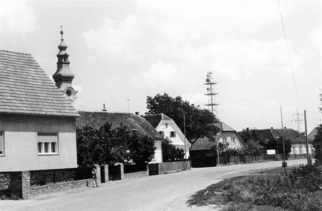 Graf Erdödystraße mit den Häusern Nr. 18 bis 24 und im Hintergrund der Turm der reformierte Kirche