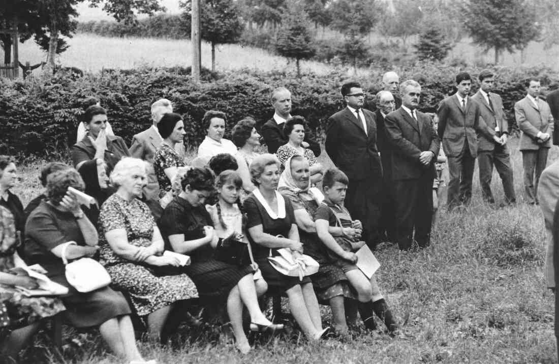 Bau der neuen röm. kath. Osterkirche: Teile der Pfarrgemeinde am Tag der Grundsteinlegung