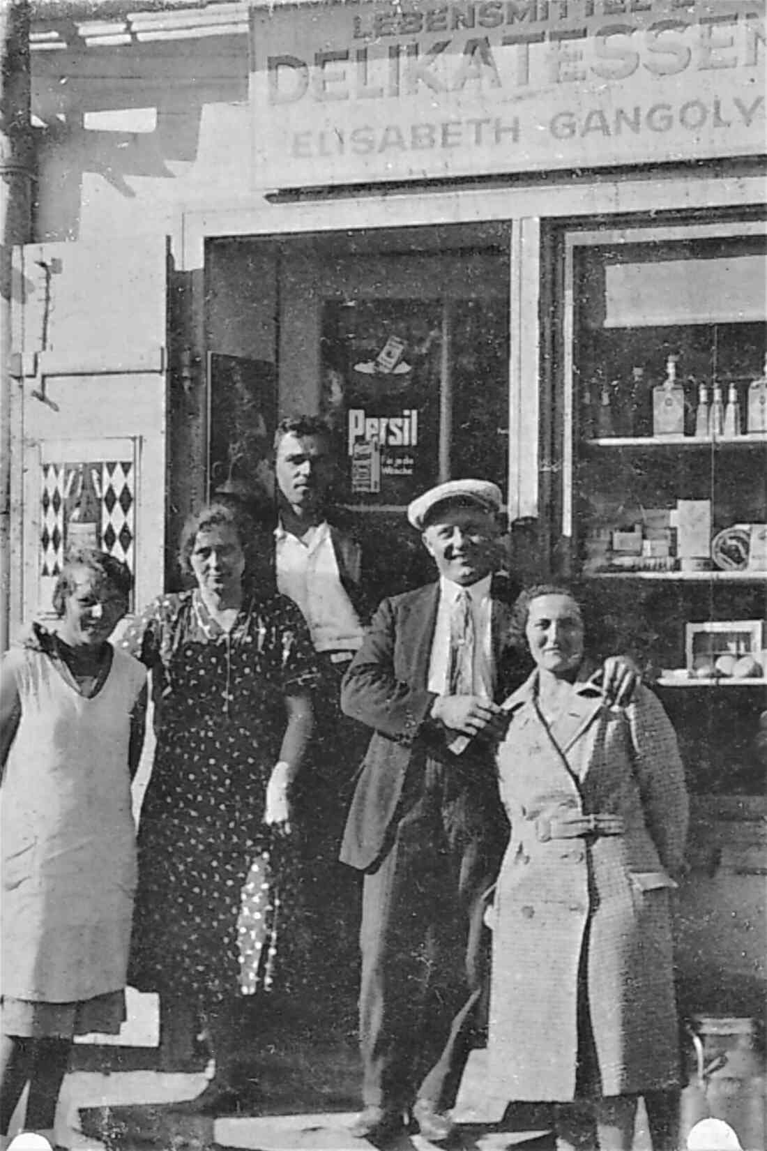 Gruppe vor dem Delikatessengeschäft der Elisabeth Gangoly - Hauptplatz 7