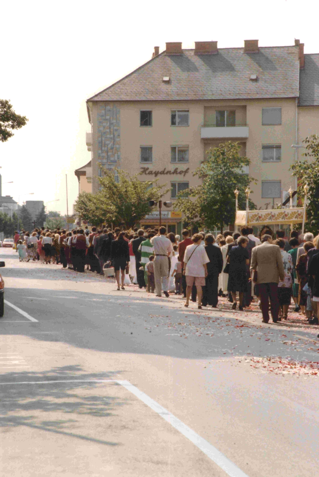 Röm. kath. Pfarre: Fronleichnamsprozession unter Mitwirkung der Stadtkapelle auf dem Weg vom Stadtpark in die Kirche