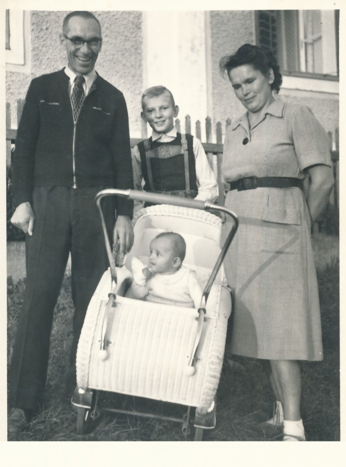 Familie Josef und Anna Hicke mit Kinderwagen