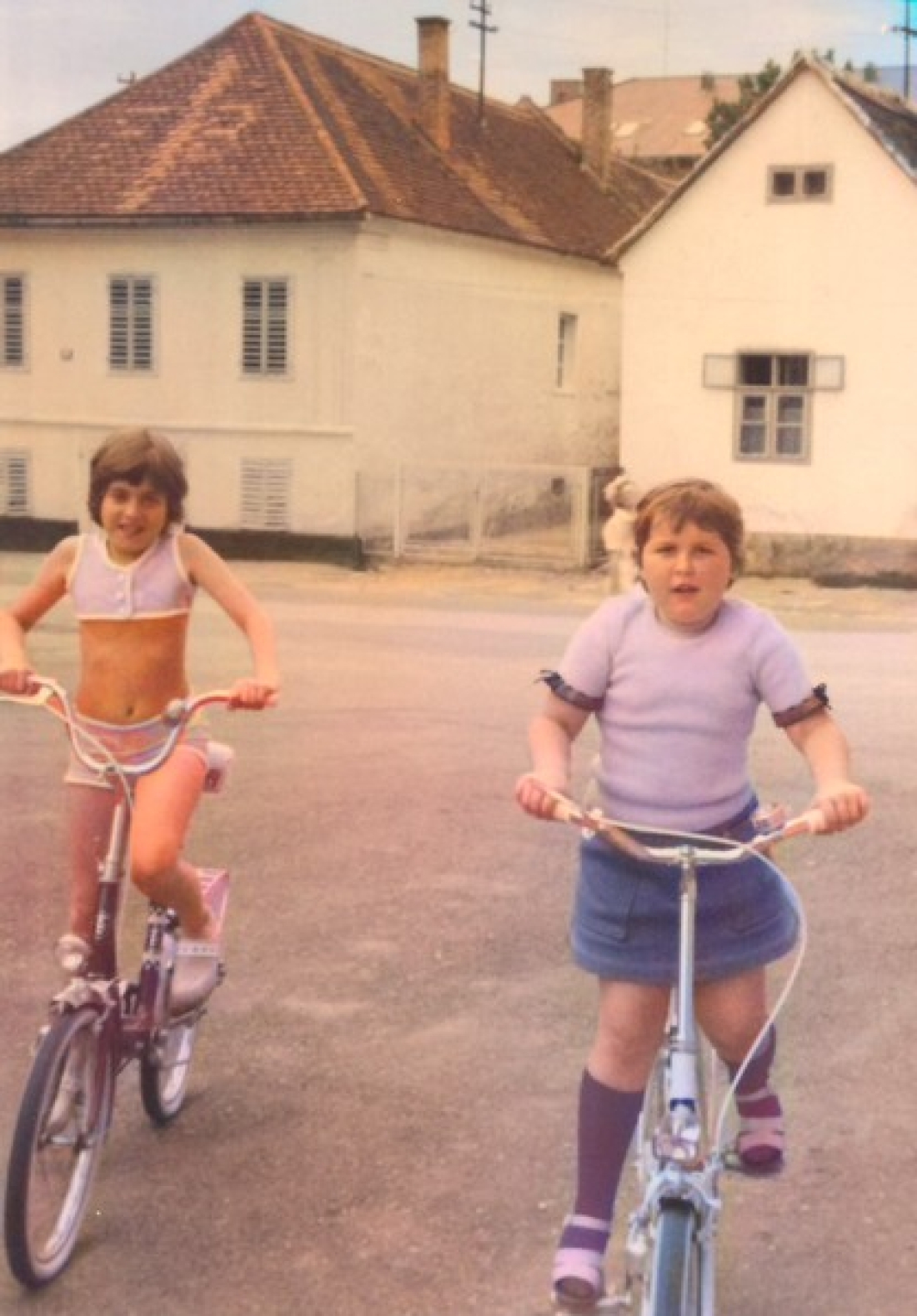 Nachbarskinder aus dem Haus Ambrosigasse 11: Michaela Fülöp und Brigitte Pal auf ihren Fahrrädern