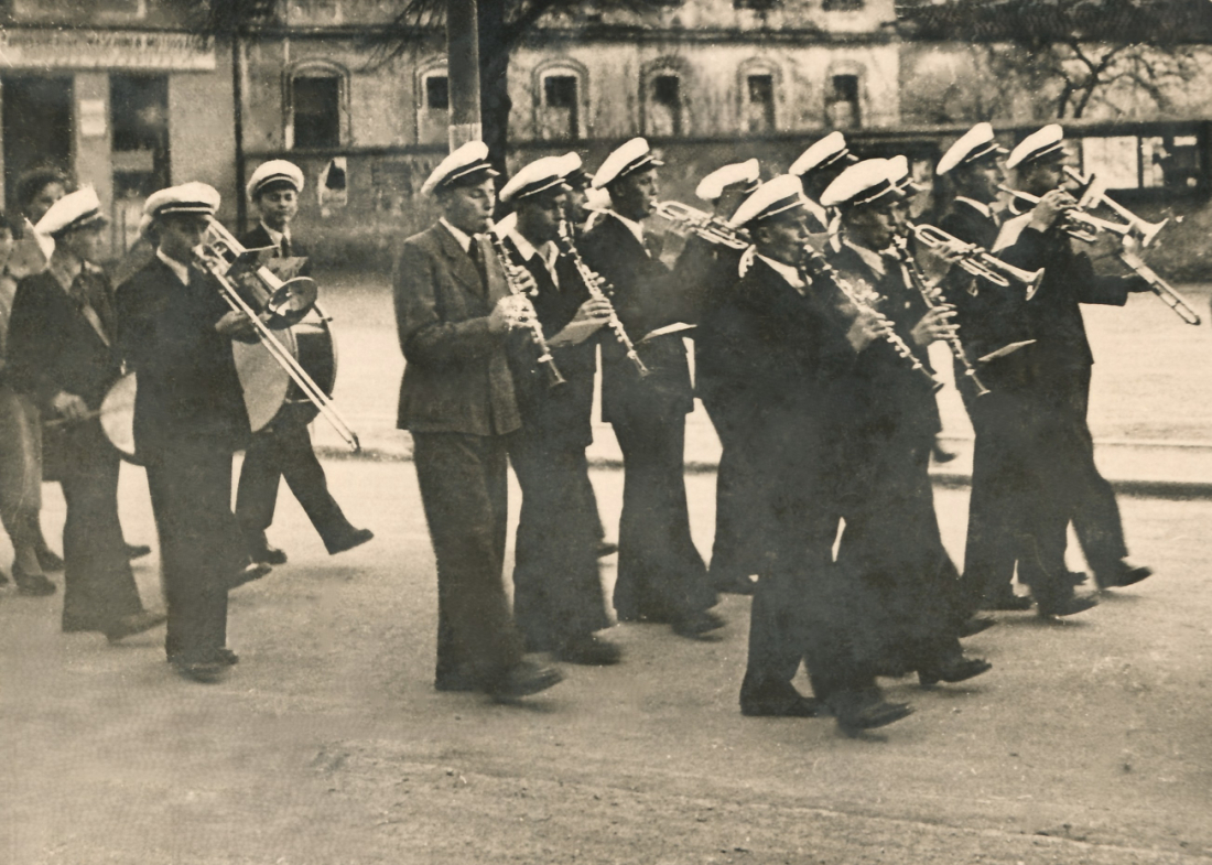 Stadtkapelle: Marschmusik vor dem Rathaus in Richtung NW