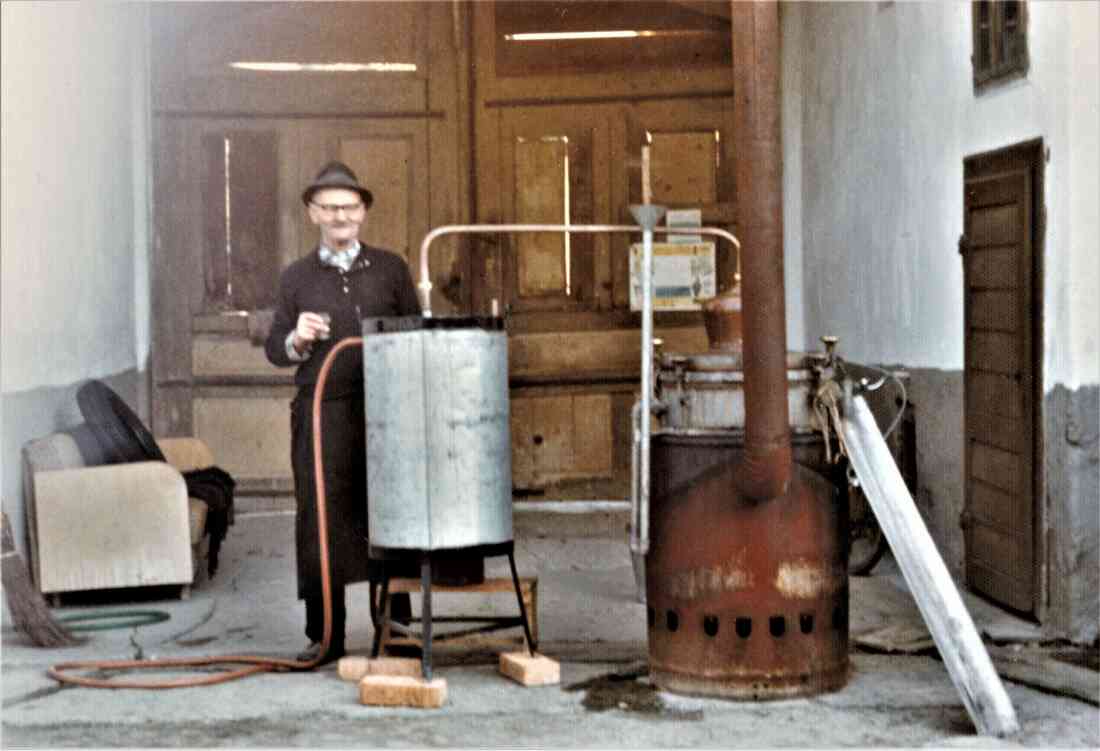 Johann Benkö (Janos, *1900 / +1981) - Grazerstraße 88 - beim Schnapsbrennen