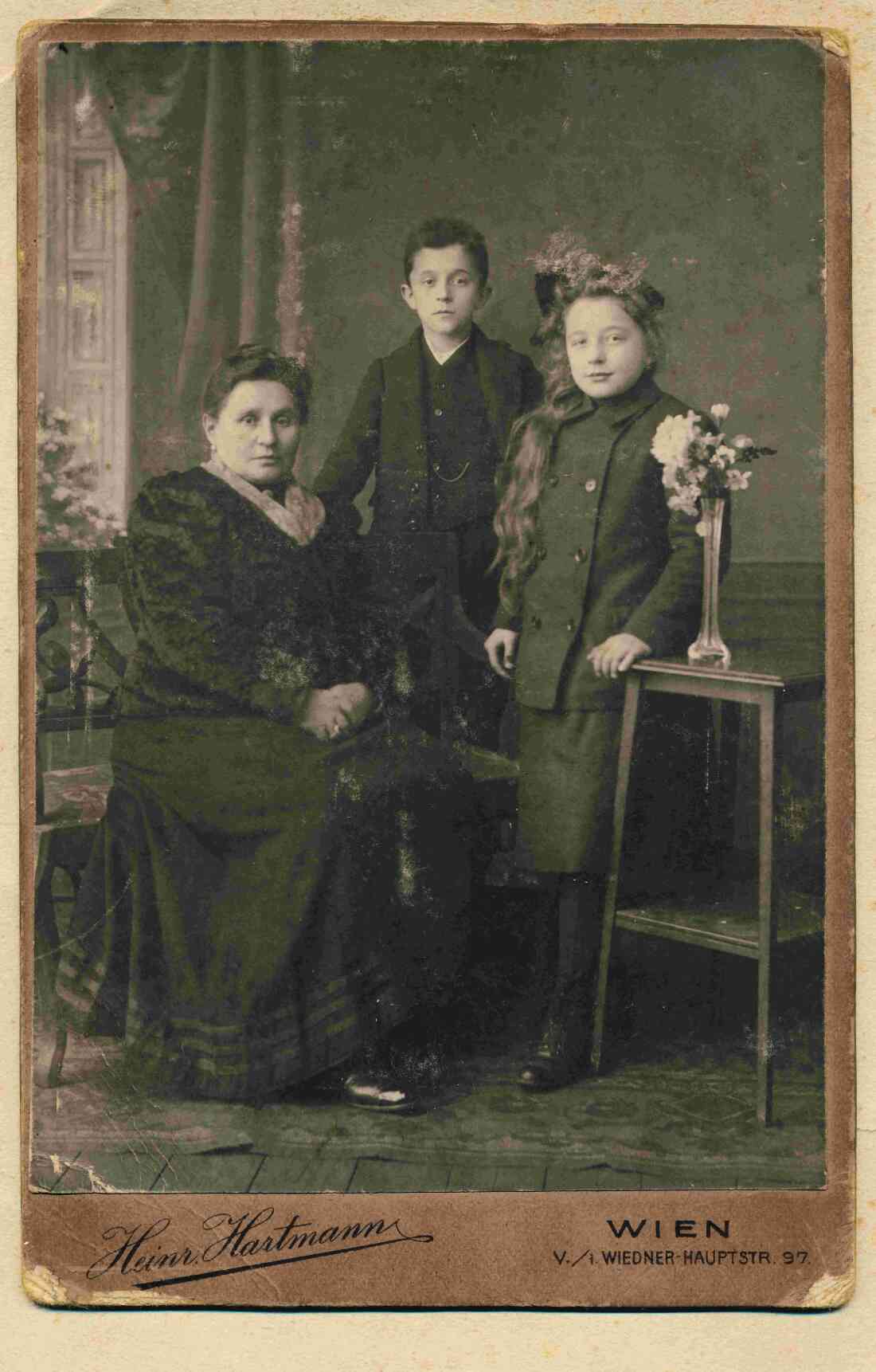 Mutter Josefa Benkö (geb. Dioszeghi, *1859) mit Sohn Josef (*1899) und Helene (*1901)