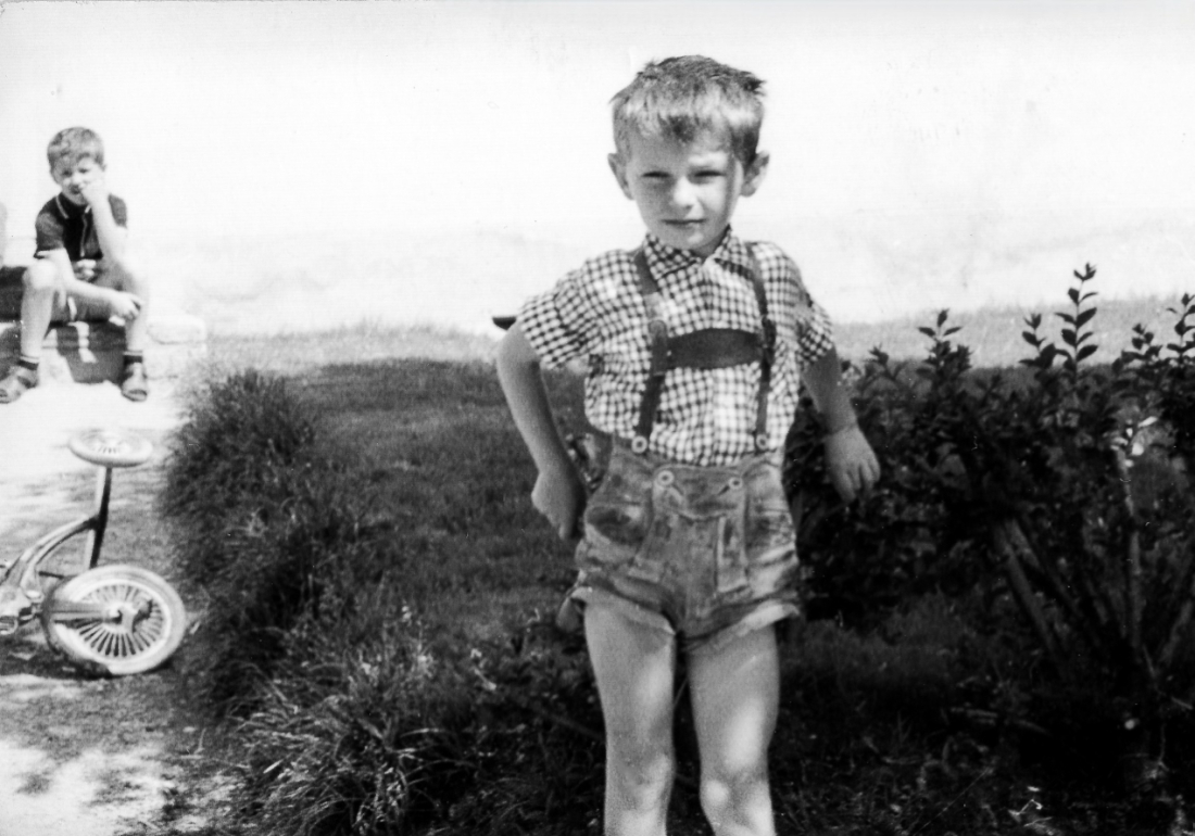 Bertie (Herbert) Unger in seiner Lederhose, dahinter Martin Wagner