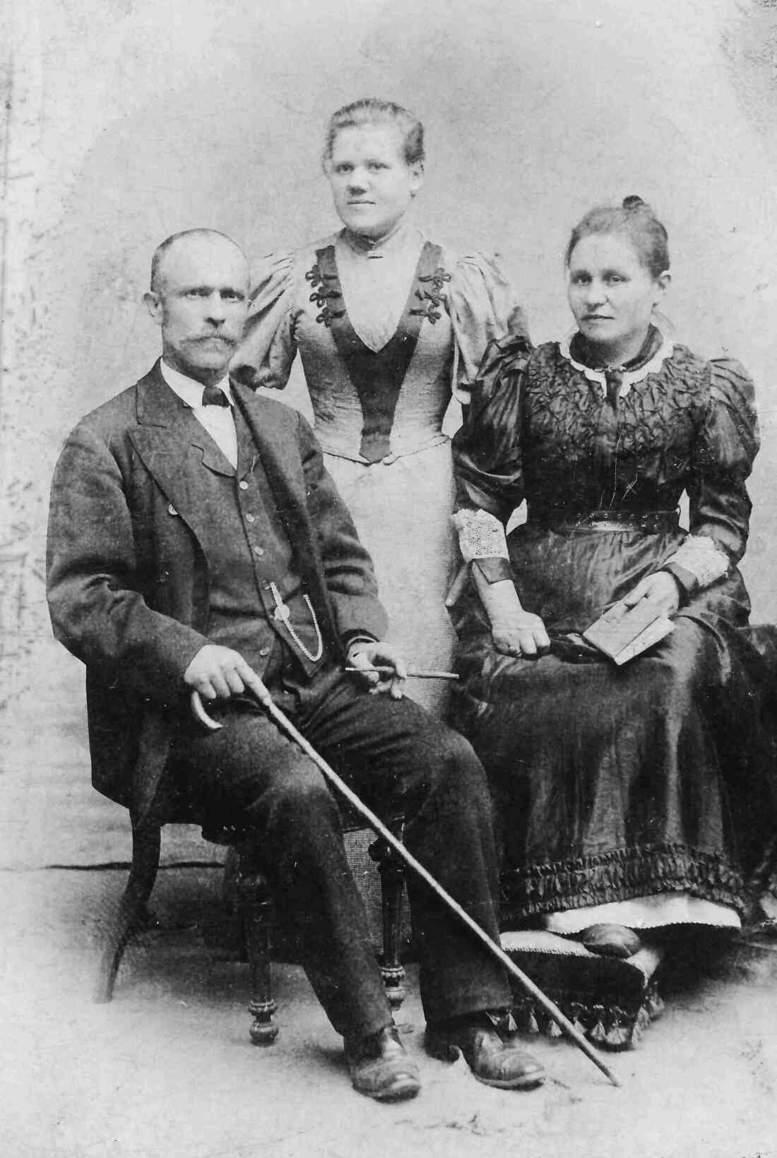 Das Ehepaar Ludwig Benkö (Kutscher, *13.06.1849) und Josefa Benkö (geb. Dioszeghi, *25.05.1859) mit Tochter Helene (verh. Marschall, *21.02.1901/+31.12.1981)