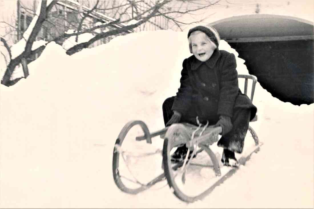 Maria Pani auf ihrer Rodel im Hof des Hauses Wienerstraße 3