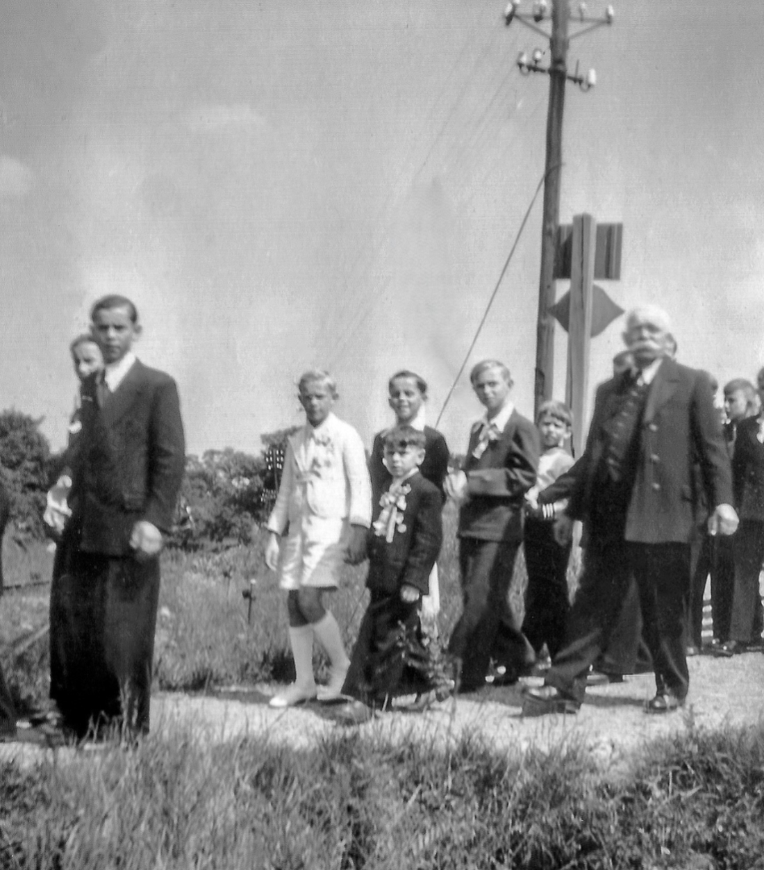 Röm. kath. Pfarre: Prozession mit Erstkommunianden am Weg vom Friedhof zur Kirche - Unger/Miertl