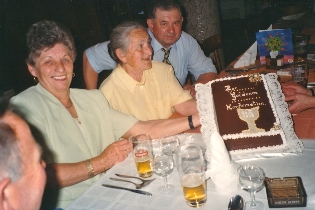 Goldene Konfirmation: geselliges Beisammensein - Buchtorte von Lidia Sterniczky