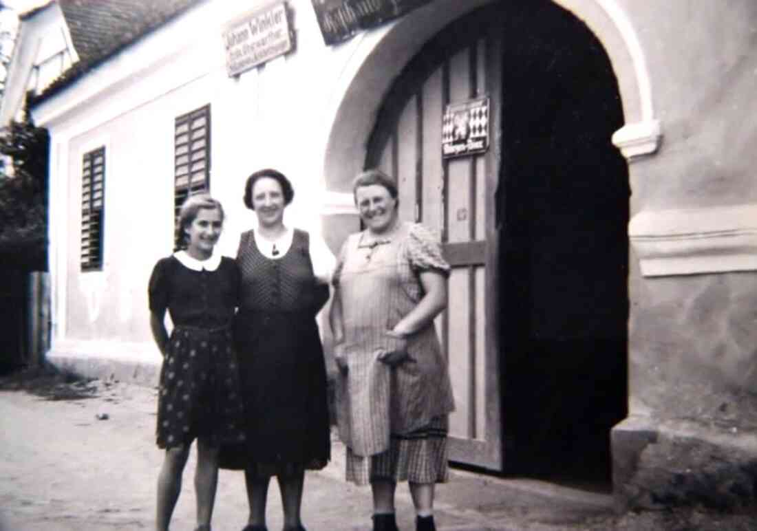 Gruppe vor dem Gasthaus Kantor "Goldener Stern" (Grazerstraße 44) - (Reindl)