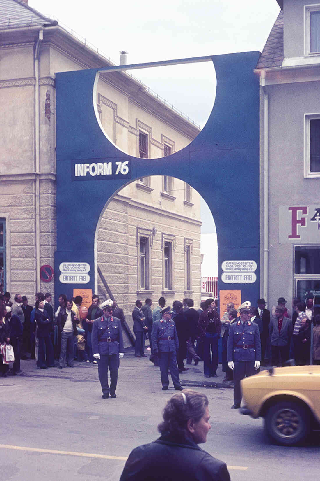 INFORM 76 - Eingangsbogen mit den drei Gendarmeriebeamten Grünauer, Langer und Pokomandy