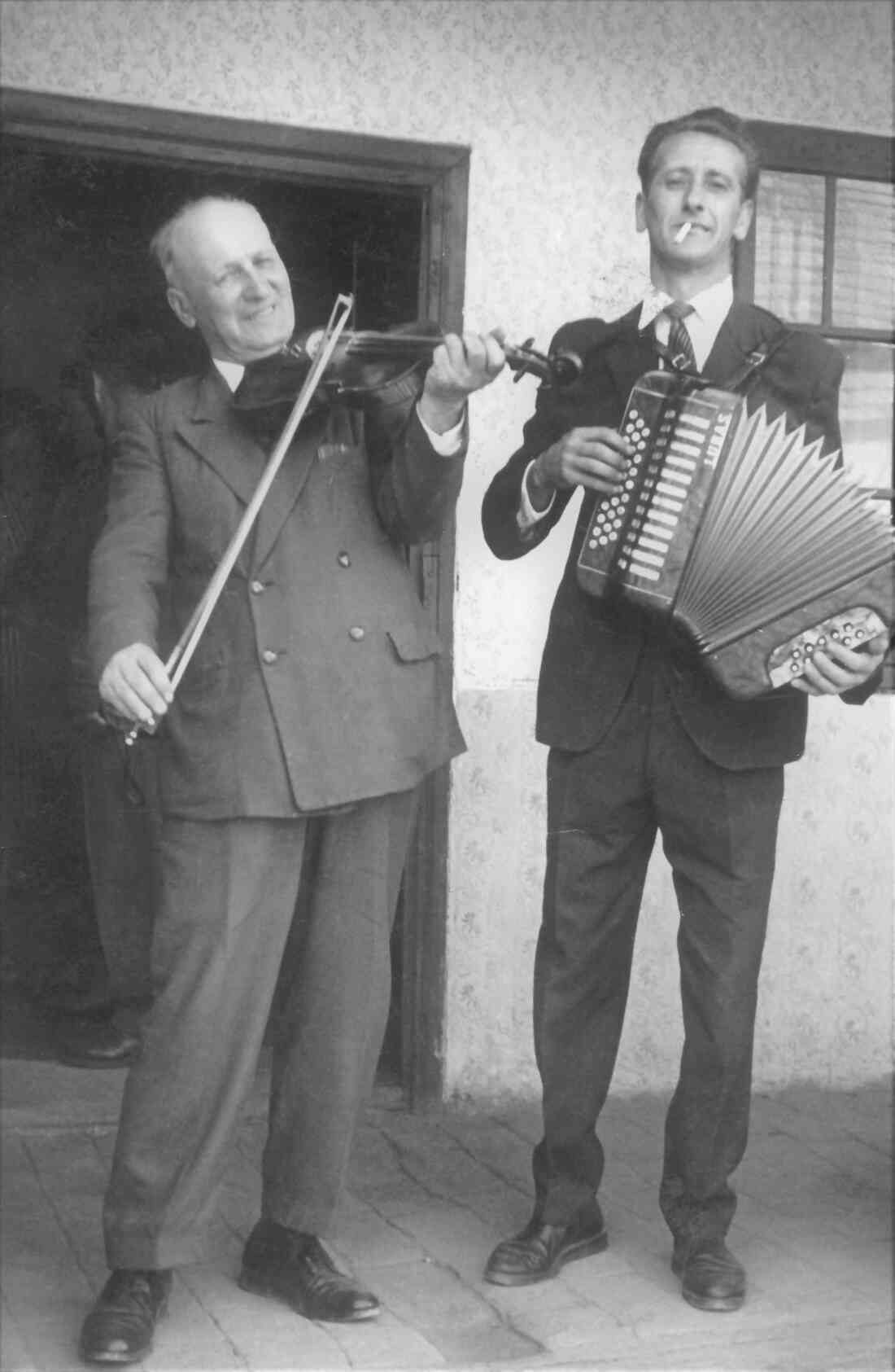 Onkel Josef Nemeth (li) musiziert mit seinem Neffen Ludwig Benkö (re) anlässlich der Hochzeits von Josef Pal und Adelheid Böcskör am 28. April 1962