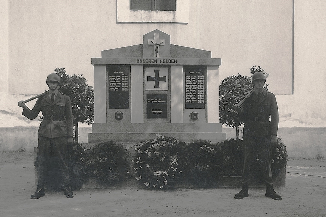 St. Martin: Weihe des neuen Kriegerdenkmals im Jahr 1962 "Ehrenwache durch zwei Soldaten des Bundesheeres"