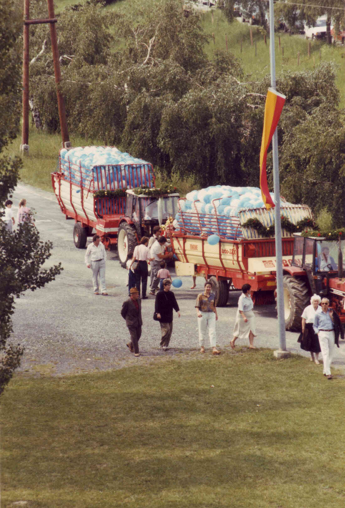 50 Jahre Stadterhebung:  Antransport der gasbefüllten Luftballons in zwei Heuladewagen