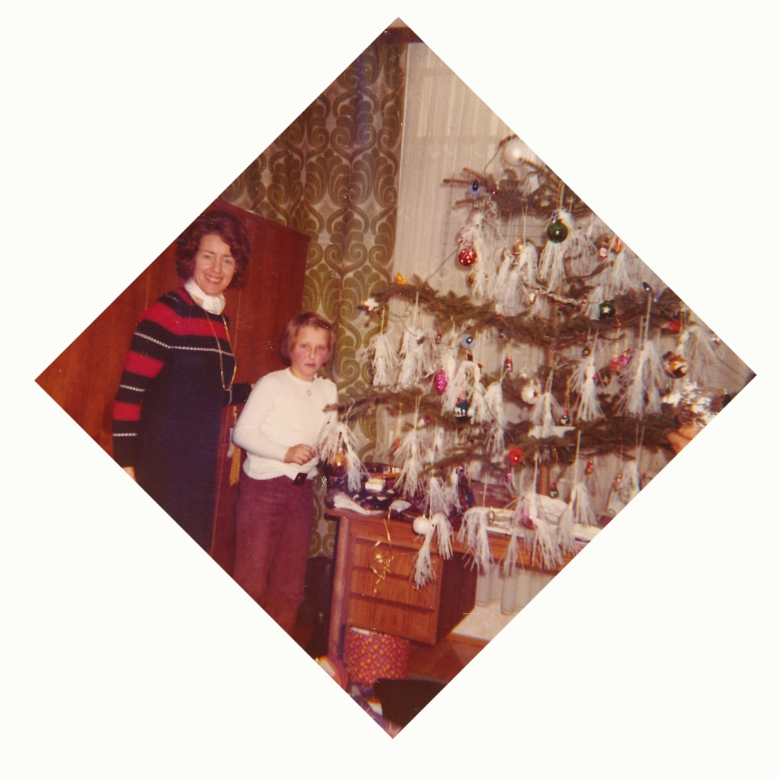 Unter dem Christbaum im Hause Muth: Isa Muth und Nichte Christel Muth