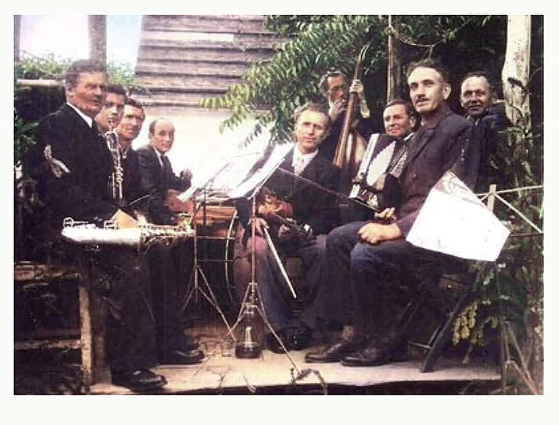 1.v.l. Johann Kappel (*1905/+ 1960) noch in Rechnitz als Leiter der Tanzkapelle die „Rhythmiker“