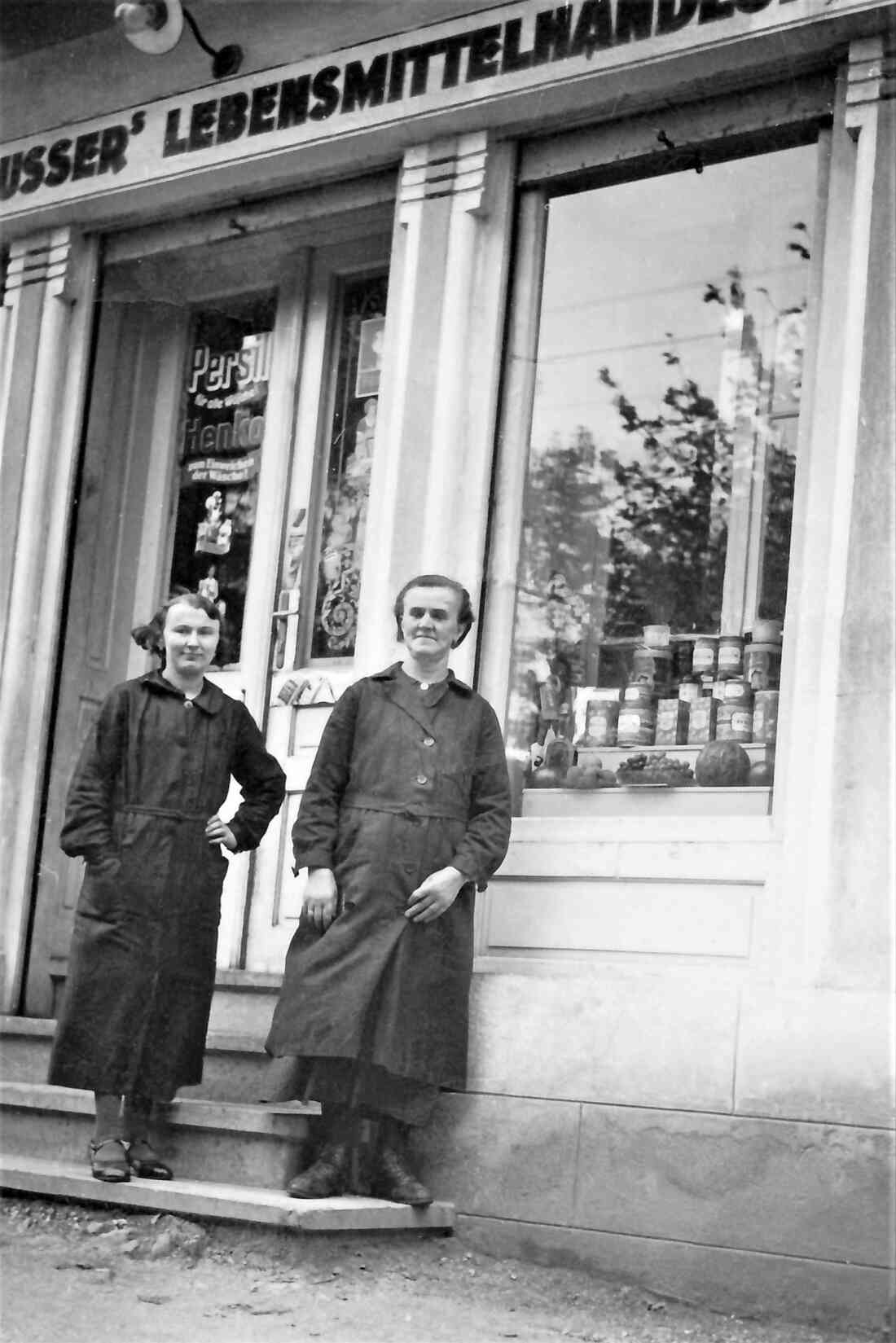 Lebensmittelhandlung Andreas Musser (Ambrosigasse 7) - Irma Musser und Karoline Musser