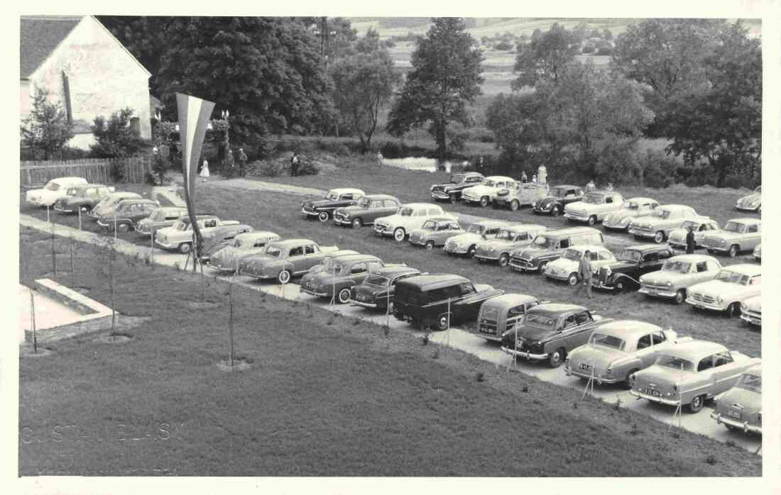 Fahrzeugweihe am Badplatz: Blick über die aufgereihten PKW´s / Autos in Richtung Raffelmühle