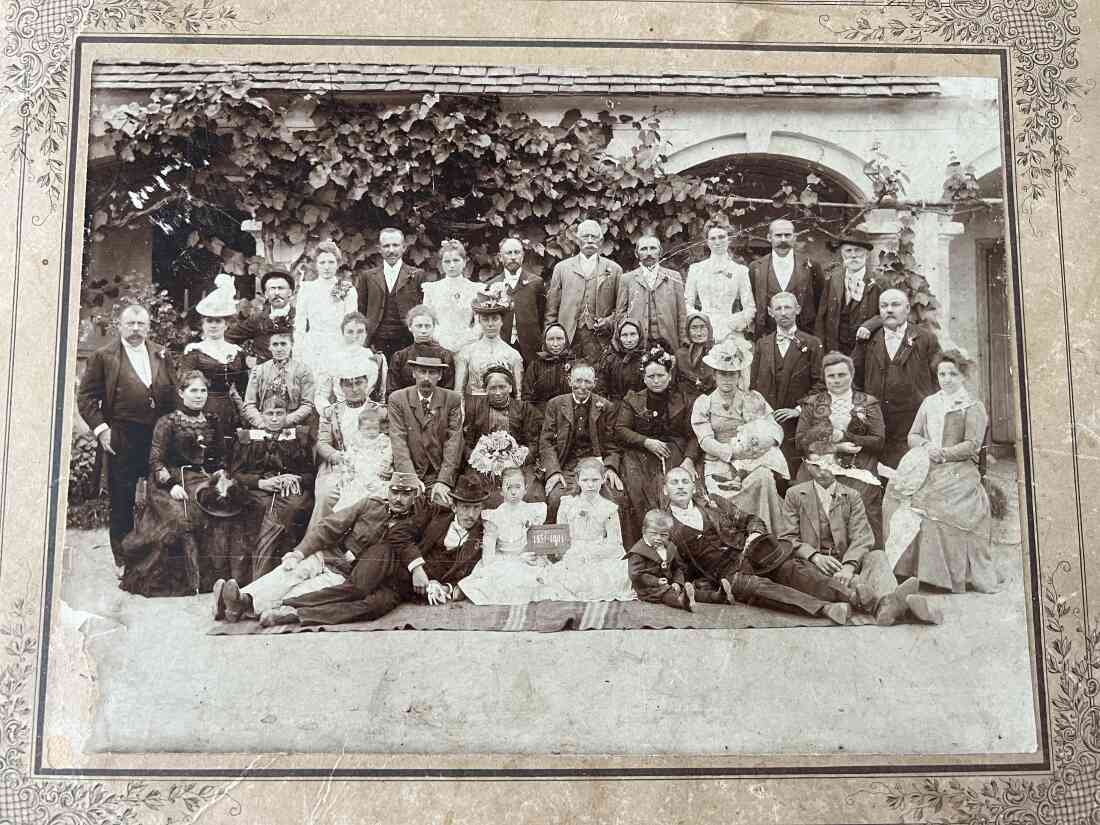 Die Hochzeitsgesellschaft der Goldenen Hochzeit des Ehepaares Raphael (*1828 / +1914) und Anna (geb. Osvald, *1834 / + 1912) Saly